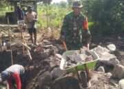 Babinsa Duduksampeyan Aktif Dampingi Warga, Gotong Royong Bangun Plengsengan Jalan Usaha Tani