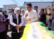 Gubernur Jawa Timur Bersama Bupati Sidoarjo Tinjau Langsung Kegiatan Pasar Murah di Sidoarjo