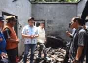 Bupati Bakal Perbaiki Rumah Warganya Yang Terbakar