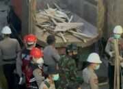 Personel TNI-Polri Berjibaku Bersihkan Puing Reruntuhan Bangunan Ponpes