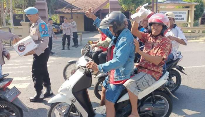 Polsek Jatikalen Bagikan Nasi Bungkus Jumat Berkah untuk Warga dan Pengguna Jalan