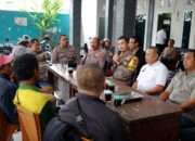 Kapolsek Taman Mediasi BUMDes Tawangsari dan Warga yang Keluhkan Pengelolaan Peternakan Ayam