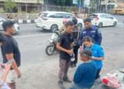 Aksi Humanis Polisi, Bripka Julianto Sigap Tolong Lansia Terjatuh