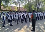 Babinsa Koramil Manyar Berikan Pelatihan PBB dan Wasbang di SMPN 17 Gresik
