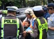 Polres Gresik Gencarkan Edukasi Keselamatan, Pengguna Jalan Tertib Dapat Cokelat