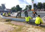 Karya Bakti Koramil Sangkapura Bersama Stakeholder, Percantik Alun-alun Kecamatan