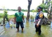 Bhabinkamtibmas Tanjungsari Polsek Taman Kunjungi Warga Terdampak Banjir, Salurkan Bantuan Sembako di Dusun Dodokan