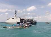 Di Tengah Laut, Nelayan Aru Sambut Pembagian Paket Sembako yang Digelar Lanal Aru bersama KRl Dorang-874 dalam Operasi Trisila-26