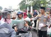 Solid dan Peduli, Forkopimda Sidoarjo Bagikan Ratusan Takjil di Alun-Alun