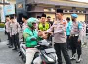 Humanis untuk Masyarakat, Wakapolresta Sidoarjo dan Pejabat Utama Bagikan Ratusan Takjil di Dalam Mako