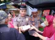 Kapolsek Taman Bersama Bhayangkari dan Anggota Polsek Taman Bagikan Takjil kepada Pengguna Jalan di Jl Raya Kalijaten