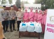 Tebar Kepedulian di Bulan Ramadan, Kapolsek Krian Bersama Bhayangkari Bagikan Takjil kepada Pengguna Jalan
