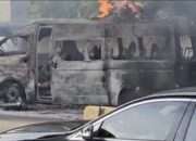 Mobil Terbakar di KM 40 Tol Japek, Petugas Lakukan Evakuasi