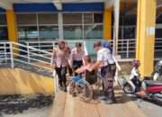Arus Balik Lebaran, Polwan Polresta Sidoarjo Bantu Disabilitas Naik Bus di Terminal Purabaya