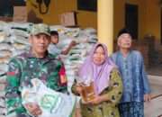 Sentuhan Kepedulian di Balai Desa: Koptu Darwis Dampingi Penyaluran Sembako untuk Warga Pecanggaan