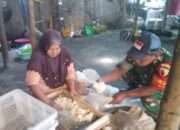 Babinsa Balongpanggang Komsos dengan Pengusaha Tempe, Dorong Pengembangan UMKM Desa Banjar Agung
