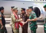 Tiba di Bandara Pattimura Ambon, Komandan Kodaeral lX Sambut Kedatangan Kasum TNl