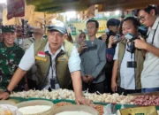 Stok Beras Nasional Cetak Rekor 4,4 Juta Ton, Dirut Bulog Sidak Harga di Pasar Wonokromo