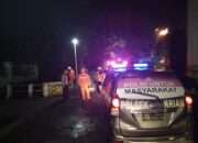 Polisi Bersama Warga Sigap Evakuasi Pohon Tumbang Timpa Kontainer di Simpang Empat RPH Krian