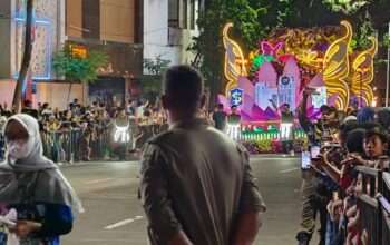 Ribuan Warga Tumpah Ruah Saksikan Surabaya Vaganza Festival of Lights, Perayaan Hari Jadi Kota Surabaya (HJKS) ke-733