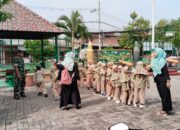 Edukasi Kebangsaan Sejak Dini, Babinsa Cerme Sambut Kunjungan Anak TK di Koramil