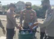 Salut, Personel Polres Blitar Bersihkan Sampah Usai Layanan Pengamanan Aksi Unjuk Rasa