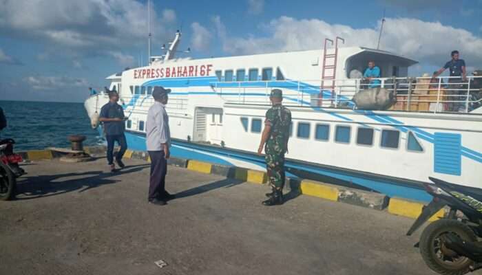 Babinsa Sangkapura Monitoring dan Amankan Keberangkatan Penumpang Kapal Express Bahari Tujuan Gresik