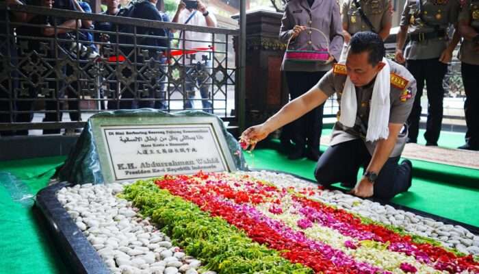 Jelang Hari Bhayangkara, Kapolri Ziarah ke Makam Gus Dur