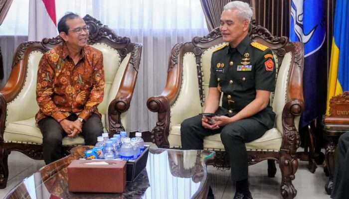 Bahas Penguatan SDM Kesehatan, Rektor UNAIR Terima Audiensi Kapuskes TNI dan Kapuskesad