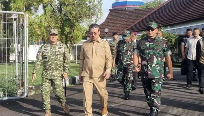 Gunakan Pesud TNI AL, Dankodaeral lX Dampingi Gubernur Maluku Tinjau Pembangunan di Wilayah 3T Maluku