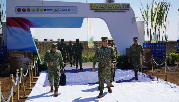 Dipimpin Langsung Presiden RI,Pangkoarmada II Hadiri Panen Raya TNI di Malang