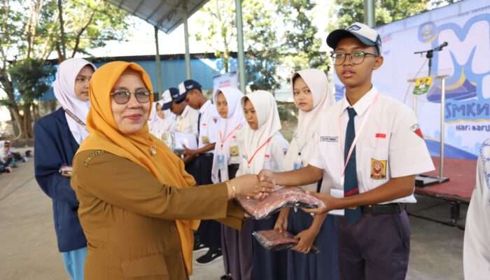 MPLS 2026 SMKN 1 Cerme Gresik Tanamkan Kepedulian Sosial, Sekolah Salurkan Bantuan Seragam bagi Siswa Kurang Mampu