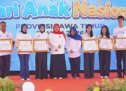 Gubernur Khofifah Beri Penghargaan pada Puncak Hari Anak Nasional Provinsi Jawa Timur 2026
