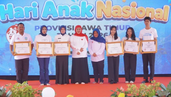Gubernur Khofifah Beri Penghargaan pada Puncak Hari Anak Nasional Provinsi Jawa Timur 2026