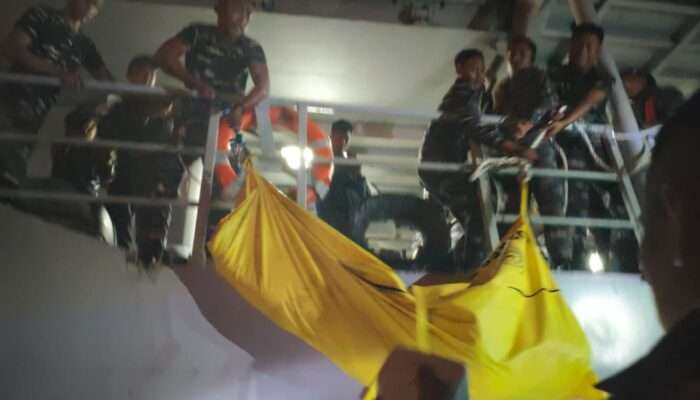 KRI Nala-363 dan KRI Bung Hatta-370 Gerak Cepat Bantu Evakuasi Korban Kebakaran KM Mutiara Sentosa 2
