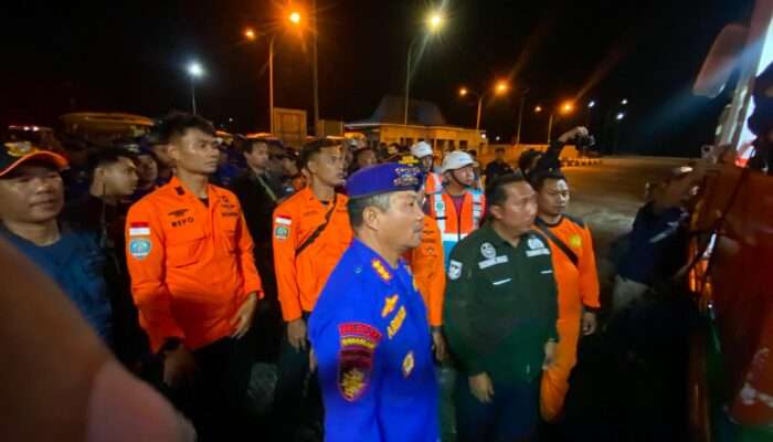 Polda Jatim Terjunkan 30 Personel SAR Polairud dan Almatsus, Evakuasi Korban KMP Mutiara Sentosa 2