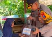 Kapolsek Taman Bagikan Sembako kepada Warga, Ajak Anggota Peduli Sosial