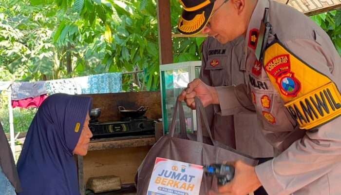 Kapolsek Taman Bagikan Sembako kepada Warga, Ajak Anggota Peduli Sosial