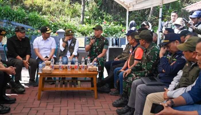 Pangdam V/Brawijaya Dampingi Menteri Kehutanan Tinjau Penanganan Karhutla di Kawasan TNBTS Bromo Probolinggo