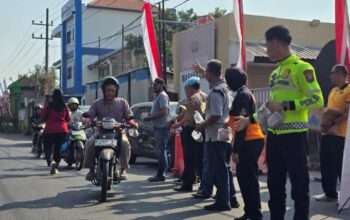 Polsek Waru Gelar Jumat Berkah, Bagikan Ratusan Paket Nasi dan Air Minum untuk Masyarakat