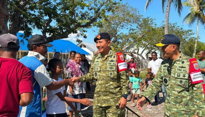 Dampingi Presiden RI, Pangkoarmada II Meninjau Daerah Terdampak Gempa Di Nagekeo NTT