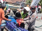 Polres Gresik Peduli, Salurkan Bantuan Air Bersih untuk Warga 3 Desa di Balongpanggang
