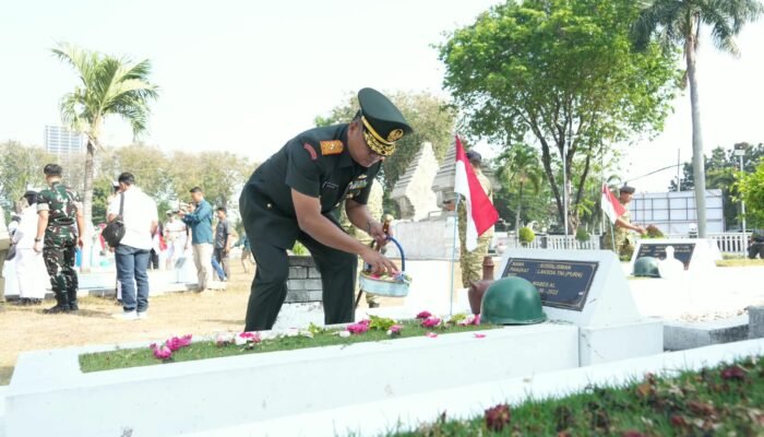 Ziarah HUT Ke-81 TNI AL, Danrem Bhaskara Jaya: Dari Makam Pahlawan, Kami Belajar Arti Pengabdian