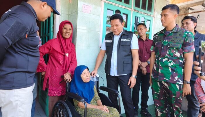 Bupati Subandi Salurkan Bantuan Kursi Roda dan Renovasi RTLH diKrembung-Prambon