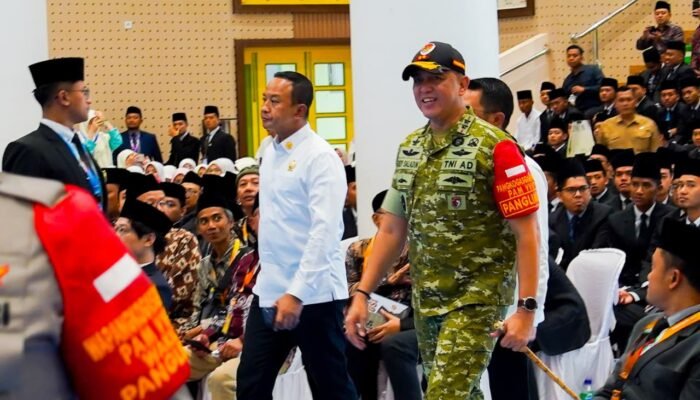 Pangdam V/Brawijaya Dampingi Presiden RI Sapa Seabad Gontor