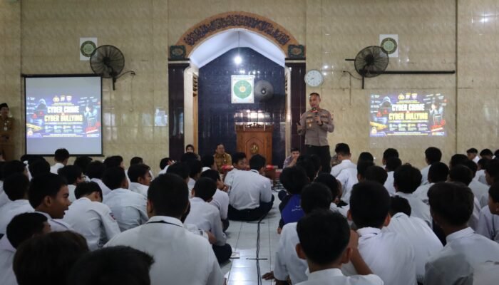 Polresta Sidoarjo Beri Edukasi Bahaya Kenakalan Remaja, Bullying dan Radikalisme ke Siswa SMPN 1 Waru