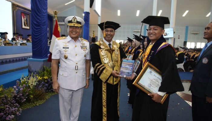 Wisuda 569 Lulusan UHT, Rektor Tekankan AI, Integritas dan Karakter Kemaritiman