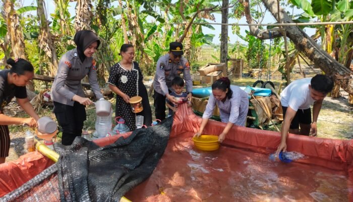 Tanggap Darurat Kekeringan, Polres Bojonegoro Pasok Air Bersih ke Kecamatan Dander
