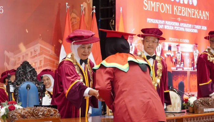 Gubernur Khofifah Kukuhkan Mahasiswa Angkatan V Tahun 2026 dan Wisuda Pertama Mahasiswa Penerima Beasiswa AMN Surabaya