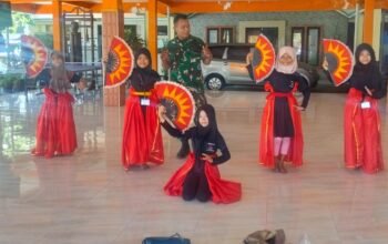 Menjaga Budaya Tetap Hidup, Babinsa Manyar Dampingi Latihan Tari di Sembayat